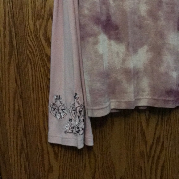 Embroidered multi colored pink blouse. - Picture 3 of 4